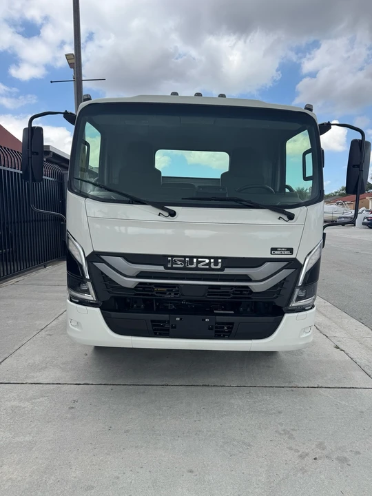 2025 Isuzu Elf - Image 2 of 17