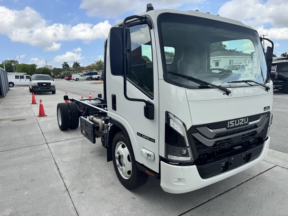 2025 Isuzu Elf - Image 3 of 17