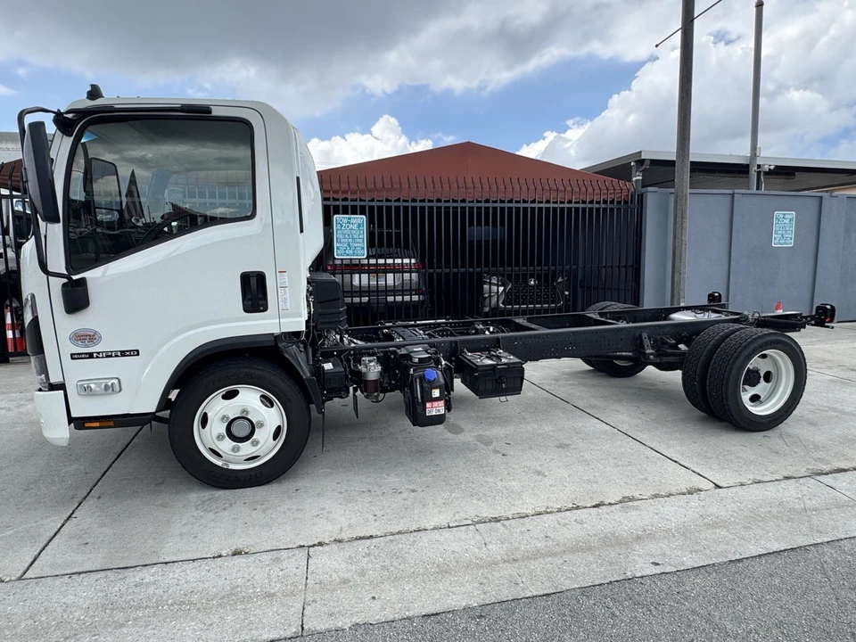 2025 Isuzu Elf - Image 9 of 17