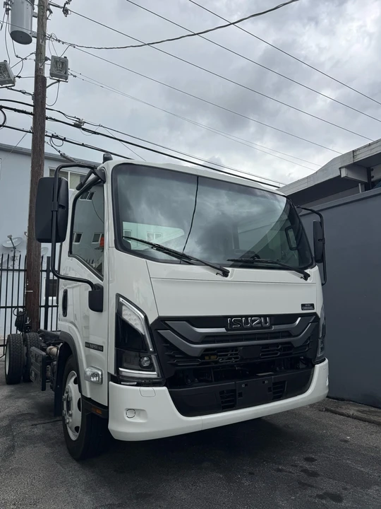 2025 Isuzu Elf - Image 11 of 17