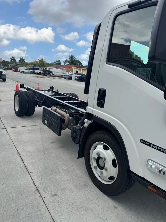 2025 Isuzu Elf - Image 5 of 17