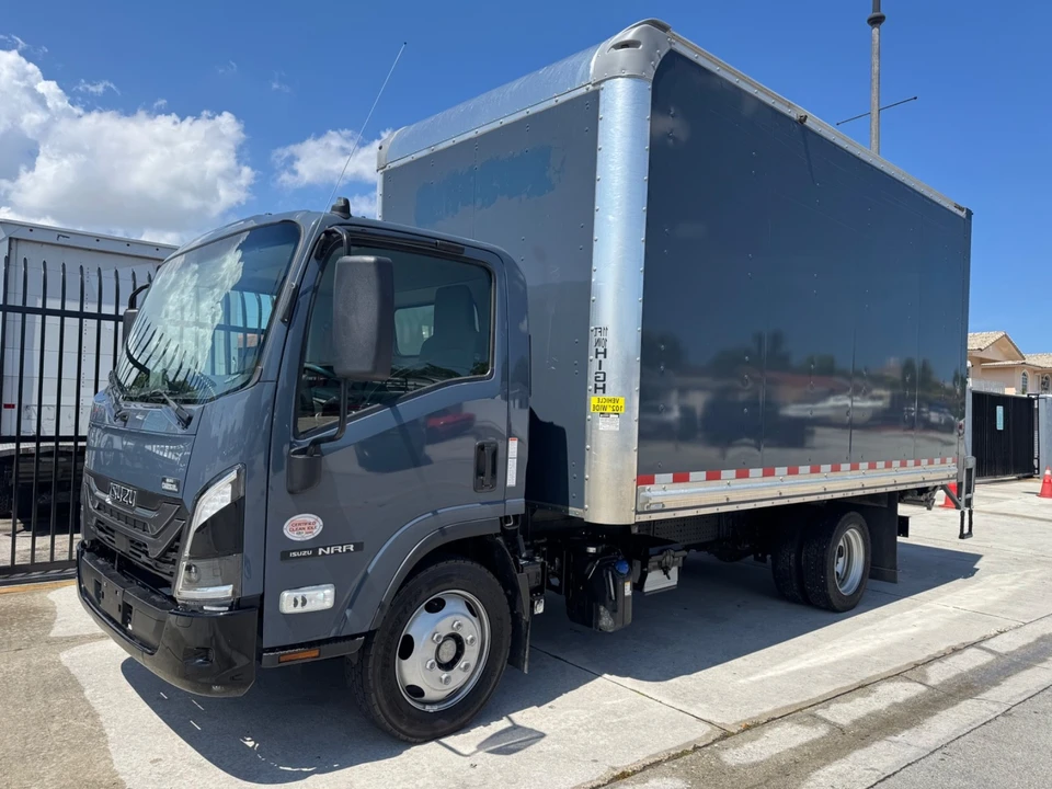 2025 Isuzu Elf - Image 4 of 18