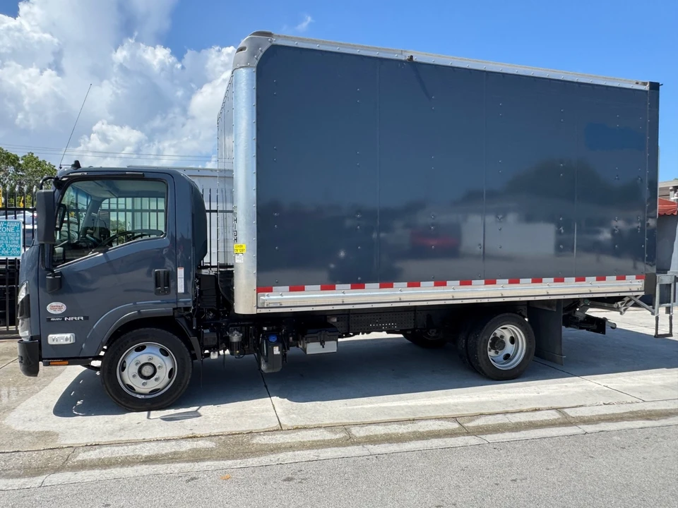 2025 Isuzu Elf - Image 17 of 18