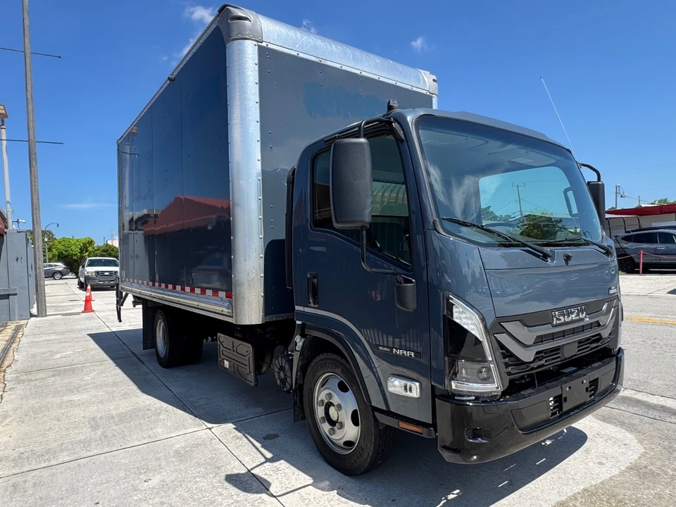 2025 Isuzu Elf - Image 3 of 18