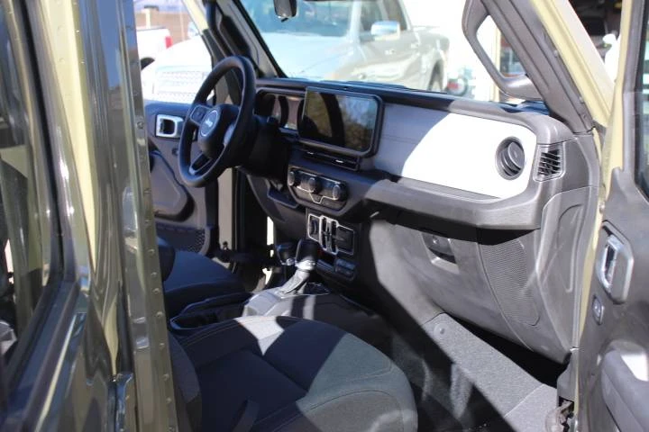 2025 Jeep JL Wrangler - Image 20 of 24
