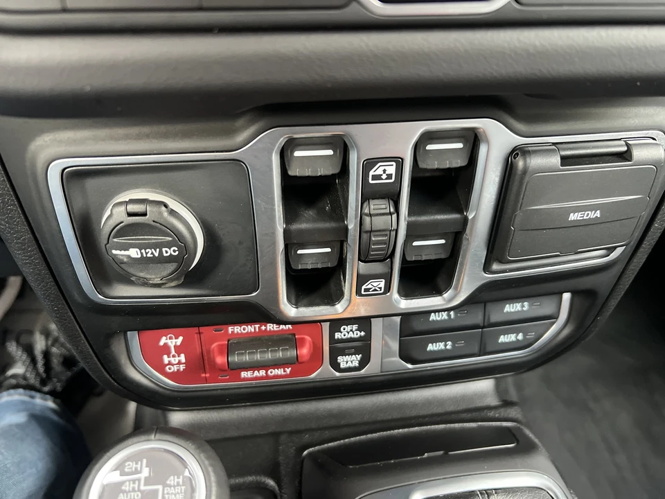 2025 Jeep JL Wrangler - Image 22 of 31