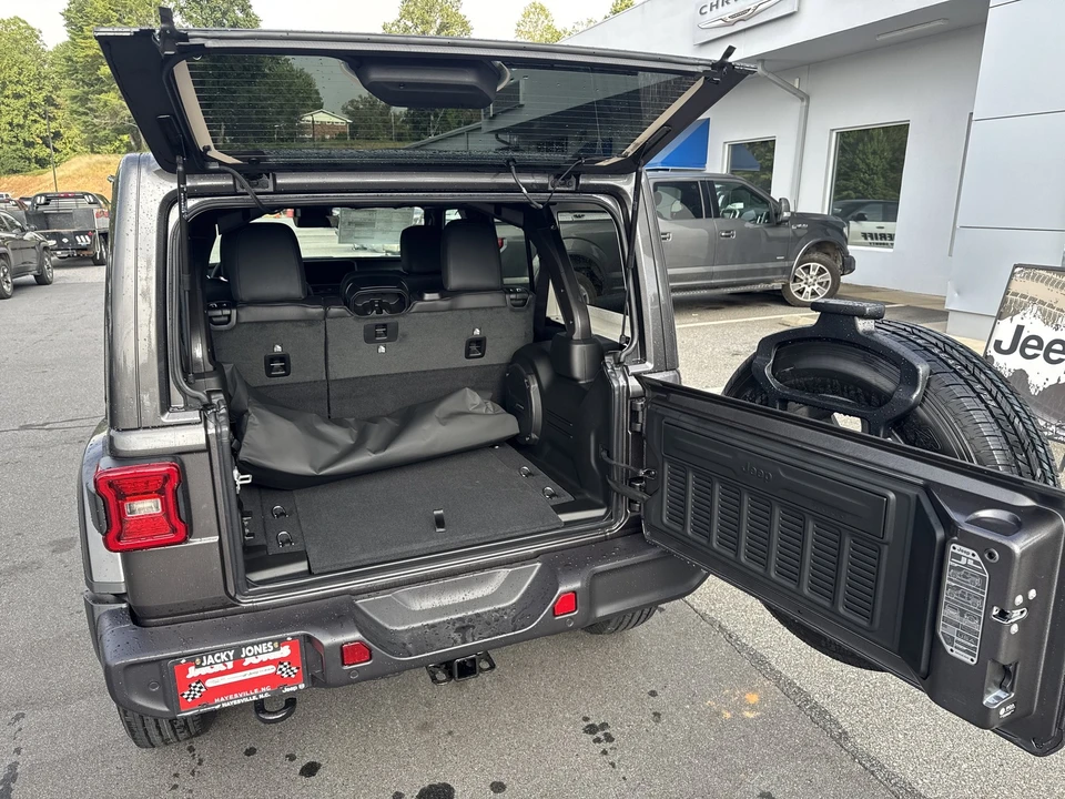 2025 Jeep JL Wrangler - Image 11 of 26