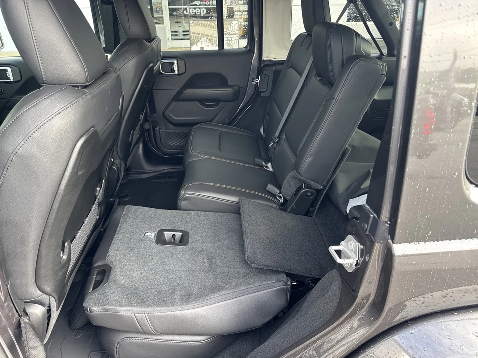 2025 Jeep JL Wrangler - Image 15 of 26