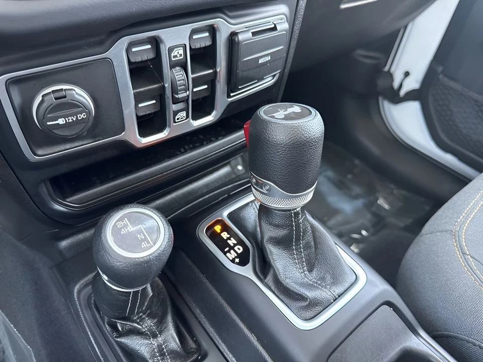 2025 Jeep JL Wrangler - Image 15 of 21