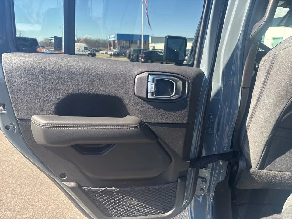 2025 Jeep JL Wrangler - Image 26 of 31