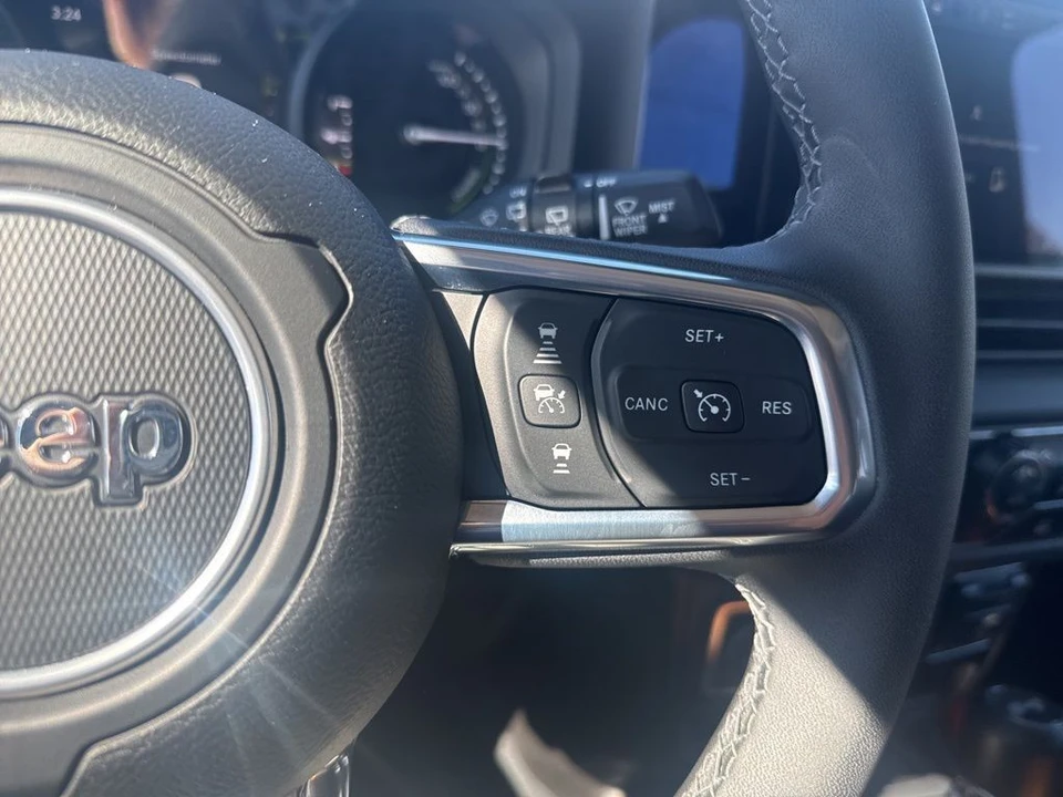 2025 Jeep JL Wrangler - Image 16 of 31