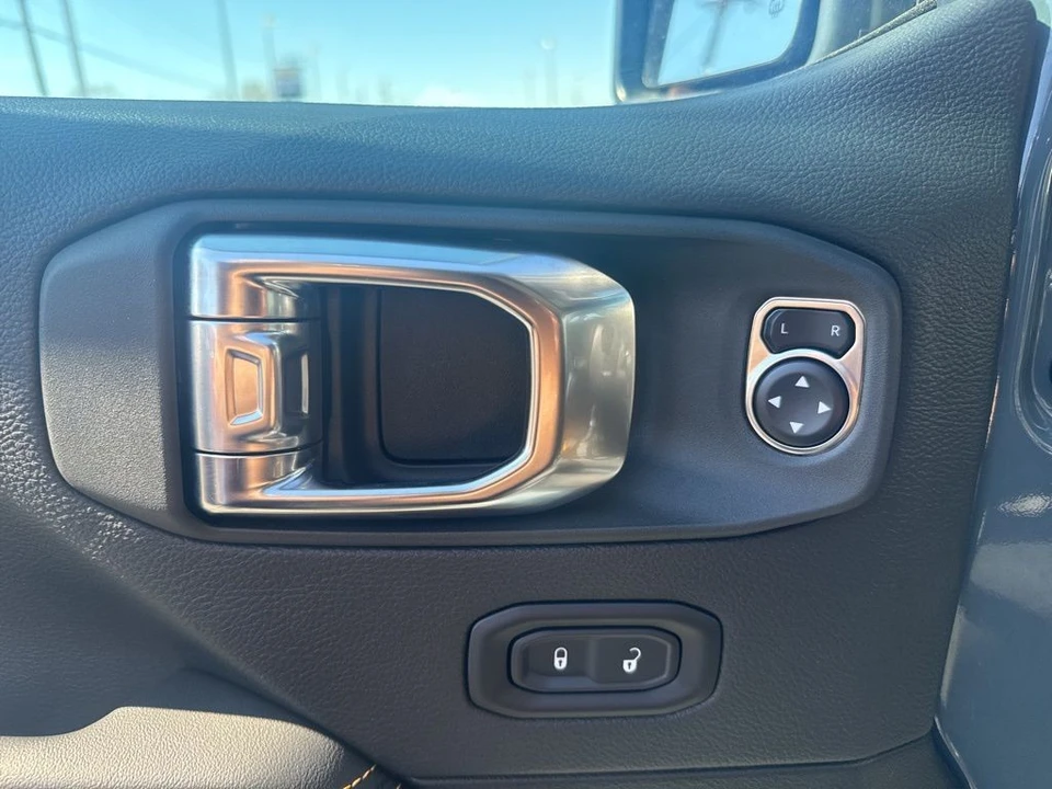 2025 Jeep JL Wrangler - Image 10 of 31