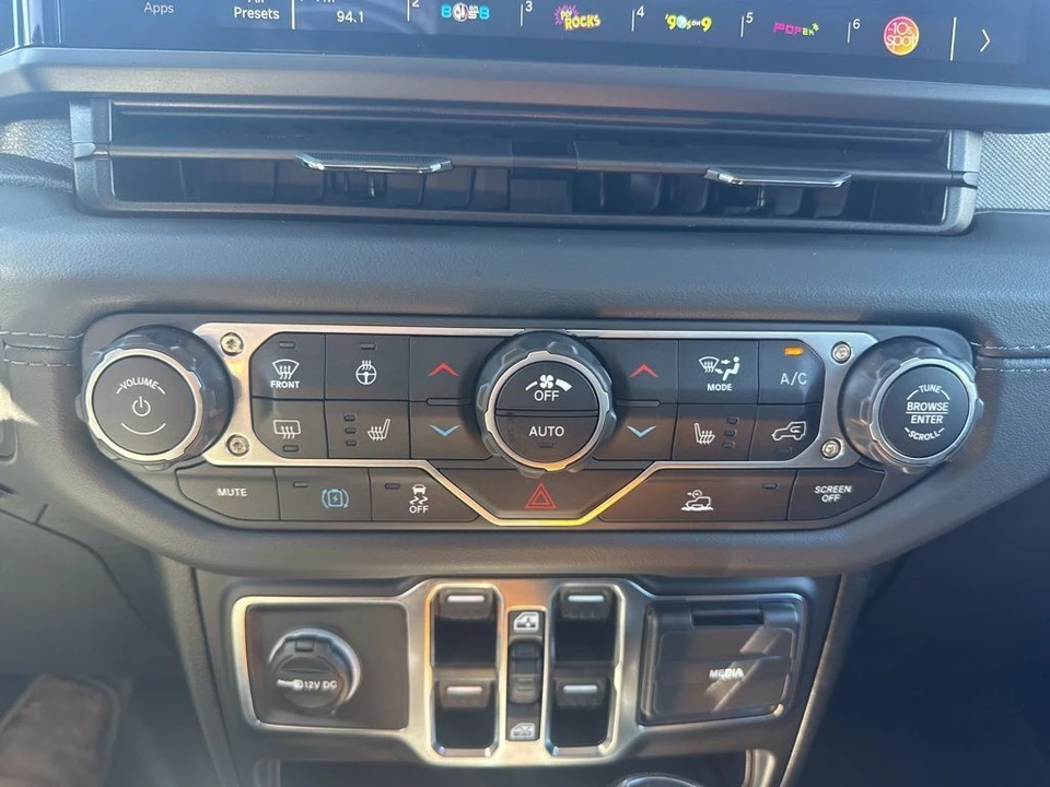 2025 Jeep JL Wrangler - Image 20 of 31