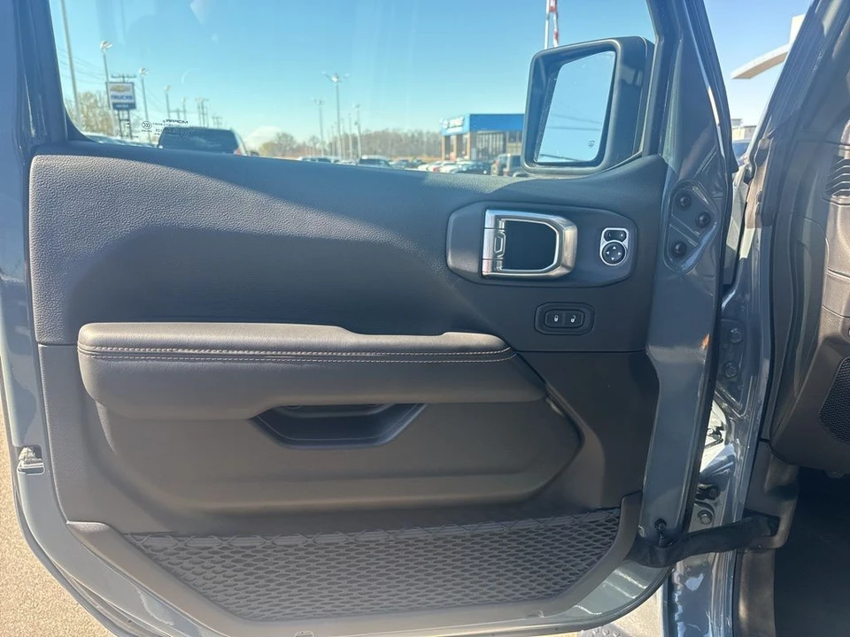 2025 Jeep JL Wrangler - Image 25 of 31