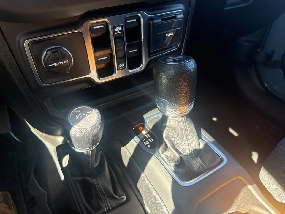 2025 Jeep JL Wrangler - Image 17 of 31