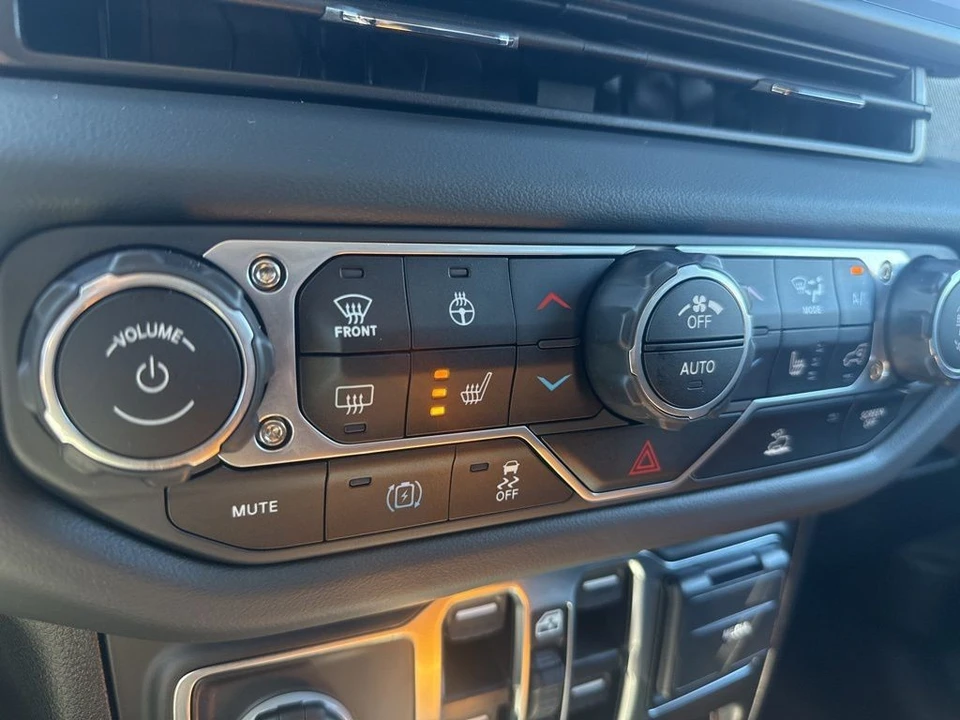 2025 Jeep JL Wrangler - Image 21 of 31