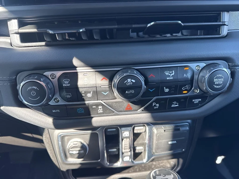 2025 Jeep JL Wrangler - Image 18 of 31