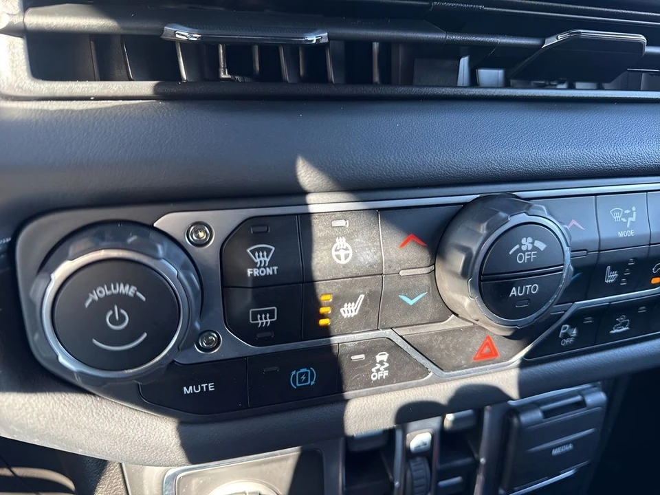2025 Jeep JL Wrangler - Image 20 of 31