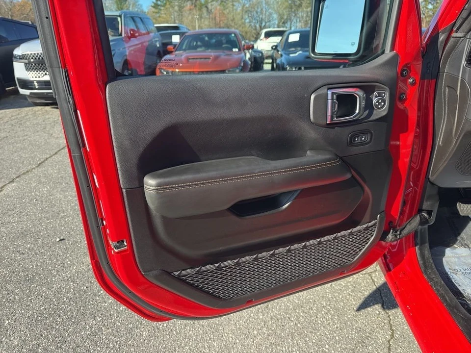 2025 Jeep JL Wrangler - Image 25 of 31