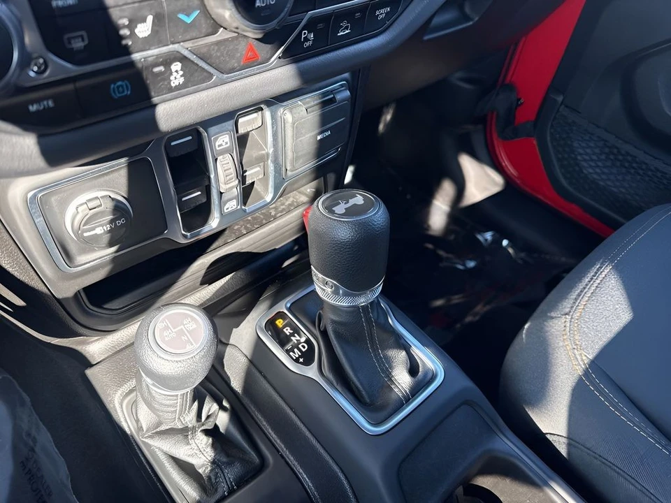 2025 Jeep JL Wrangler - Image 16 of 31