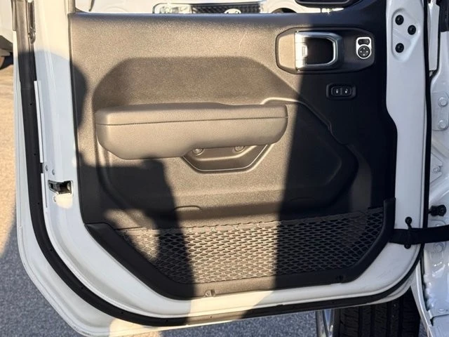 2025 Jeep JL Wrangler - Image 15 of 21
