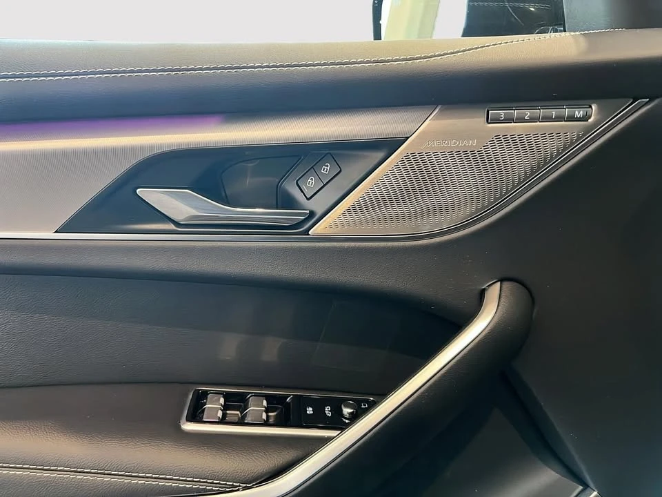2025 Jaguar F-Pace - Image 9 of 15