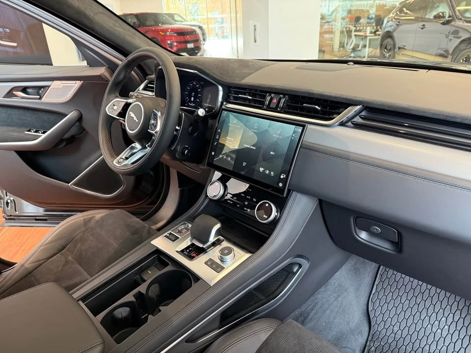 2025 Jaguar F-Pace - Image 15 of 20