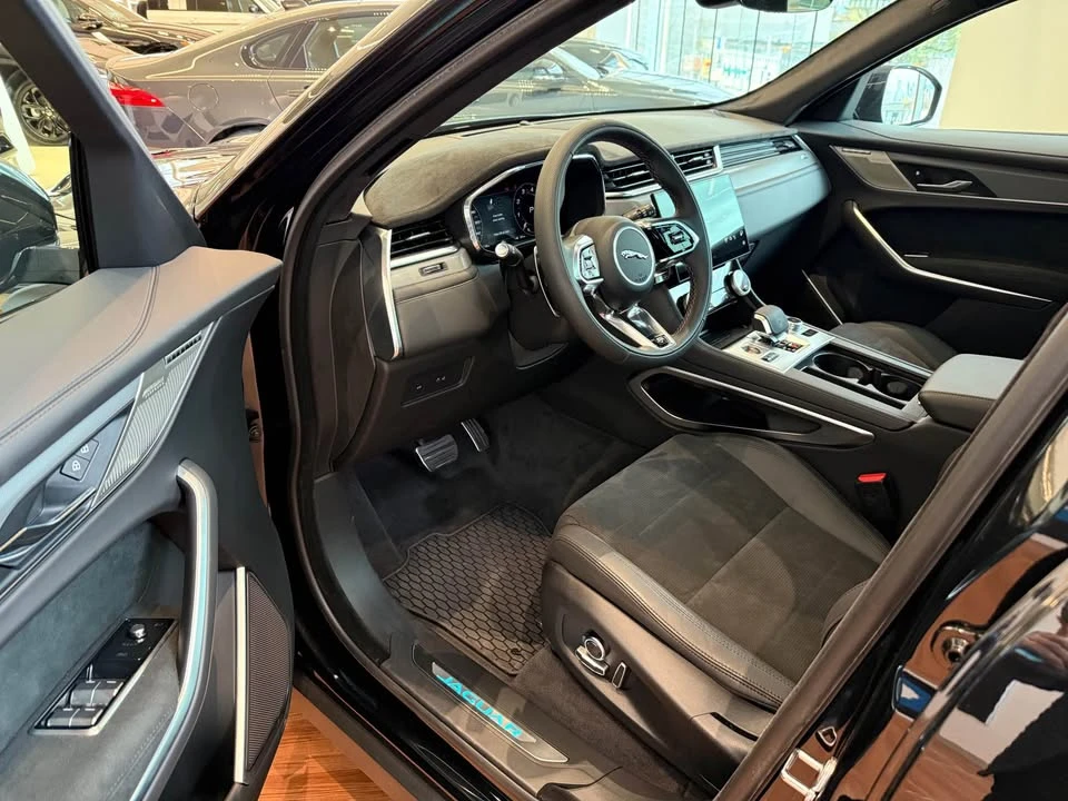 2025 Jaguar F-Pace - Image 9 of 20