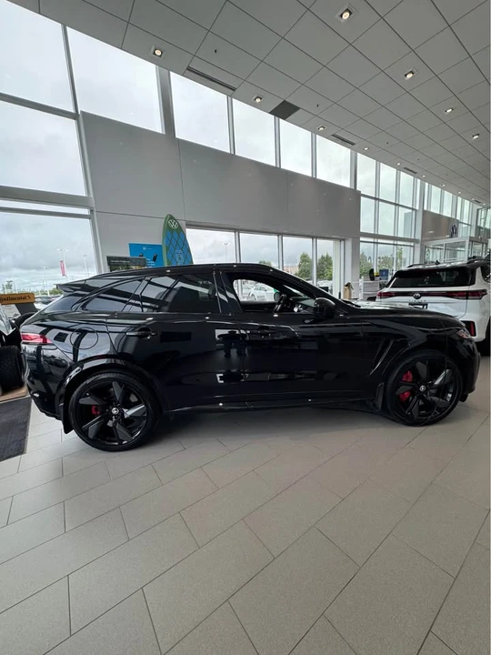 2025 Jaguar F-Pace - Image 9 of 11