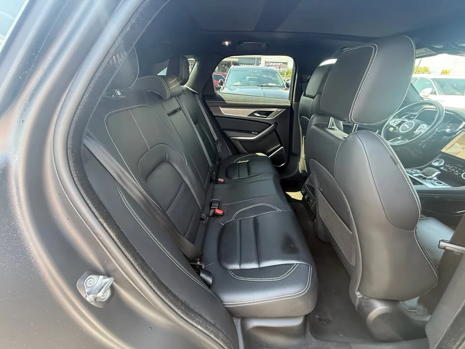 2025 Jaguar F-Pace - Image 17 of 19