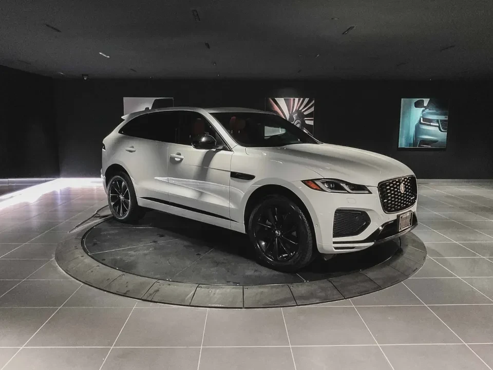 2025 Jaguar F-Pace - Image 2 of 16