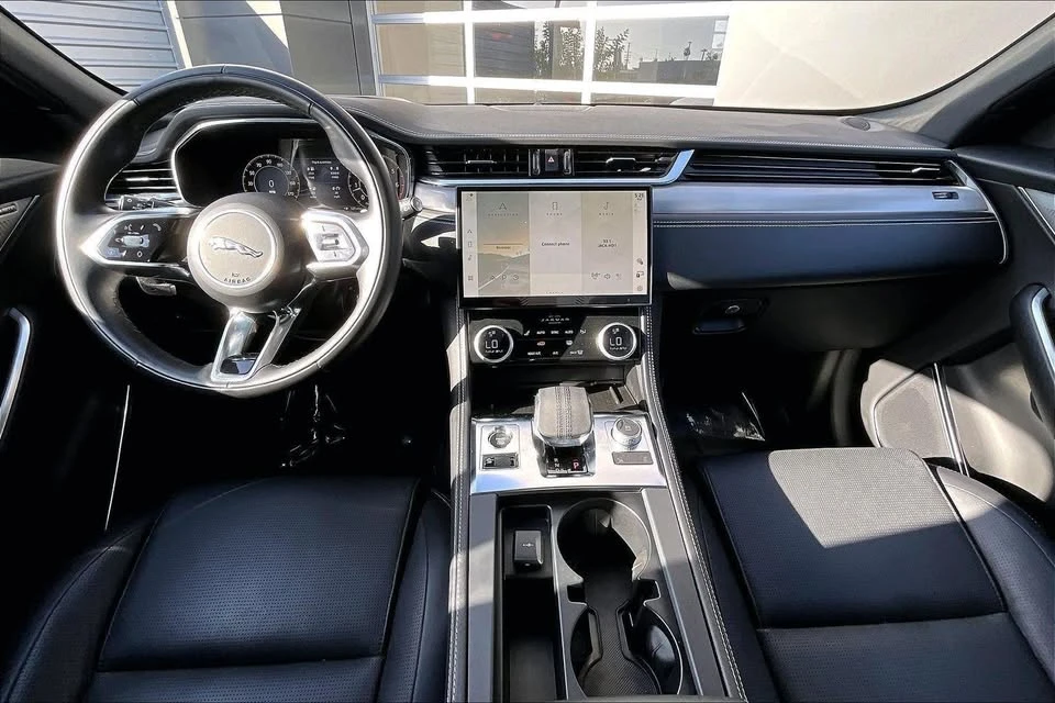 2025 Jaguar F-Pace - Image 10 of 16