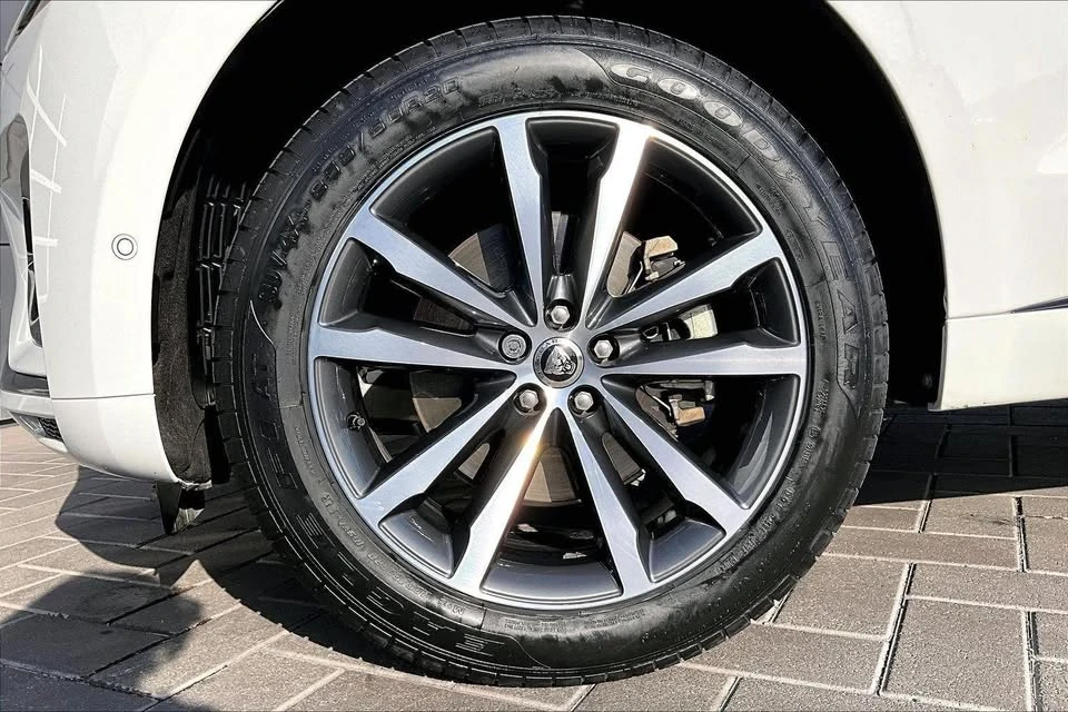 2025 Jaguar F-Pace - Image 7 of 16