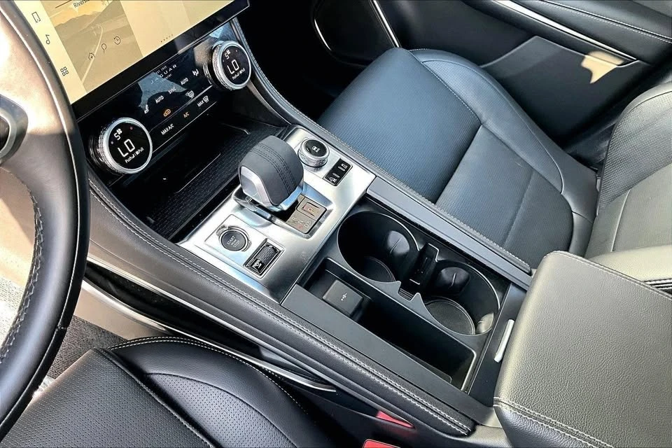 2025 Jaguar F-Pace - Image 11 of 16