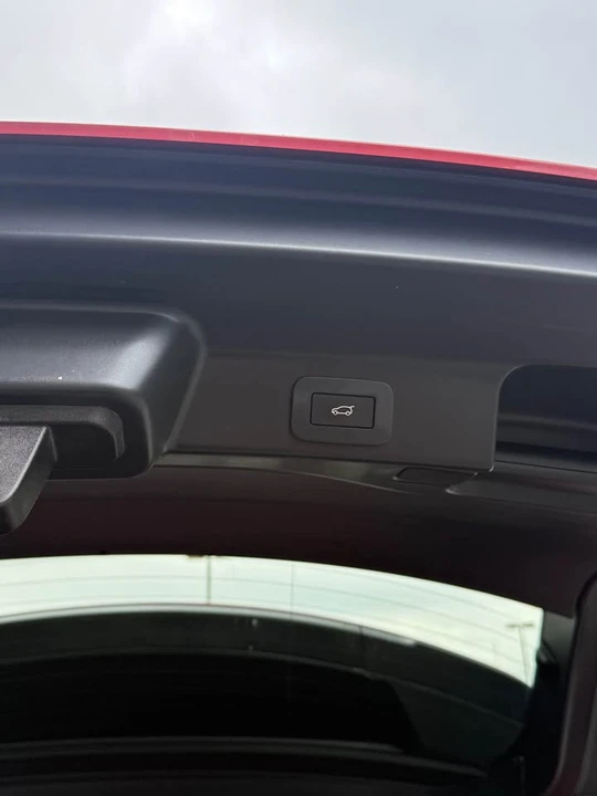 2025 Jaguar F-Pace - Image 16 of 18