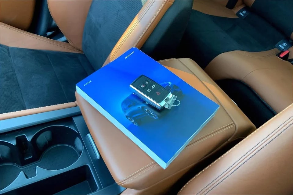 2025 Jaguar F-Pace SVR - Image 13 of 20