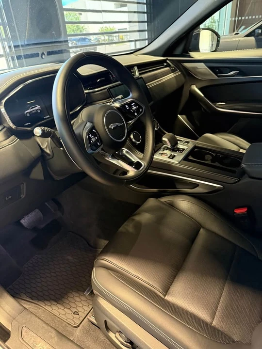 2025 Jaguar F-Pace - Image 7 of 8