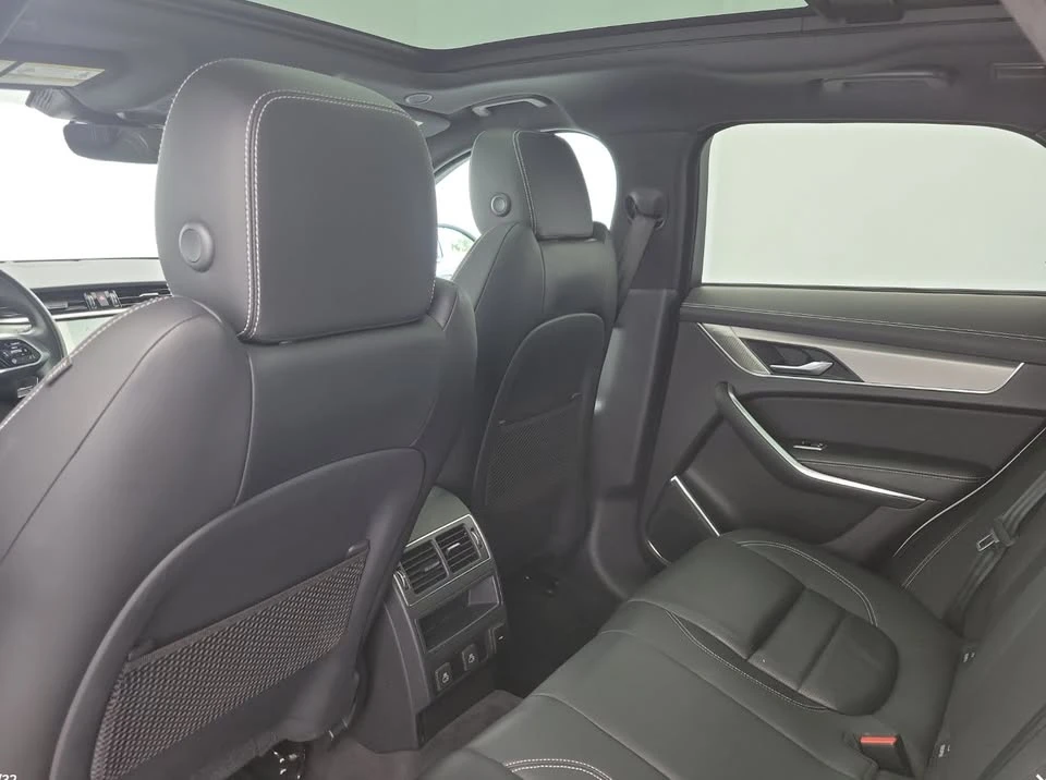 2025 Jaguar F-Pace - Image 9 of 16