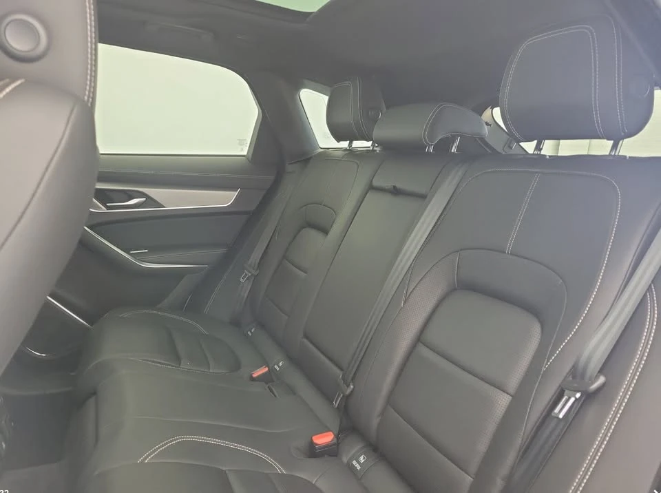 2025 Jaguar F-Pace - Image 8 of 16