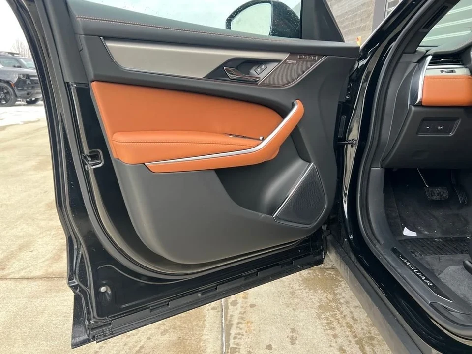 2025 Jaguar F-Pace - Image 10 of 12