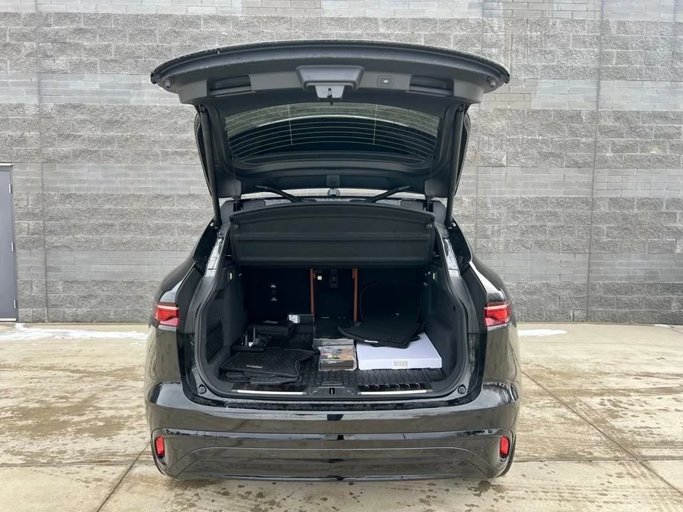 2025 Jaguar F-Pace - Image 9 of 12