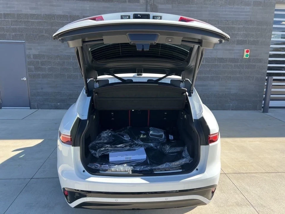 2025 Jaguar F-Pace - Image 9 of 12