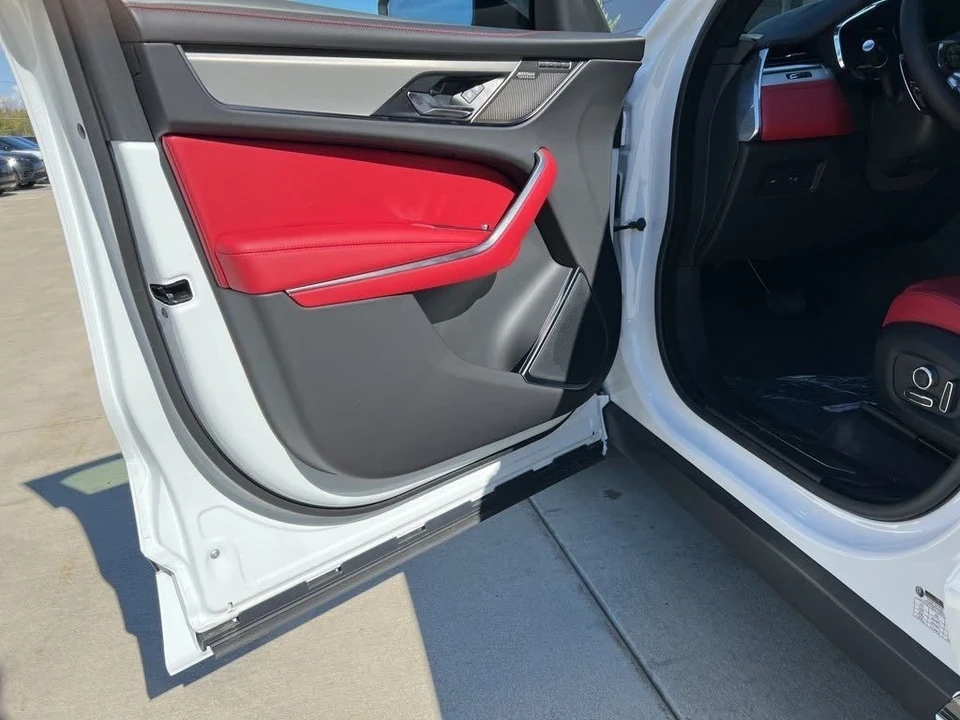 2025 Jaguar F-Pace - Image 10 of 12
