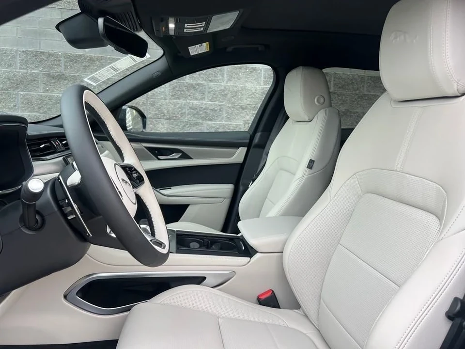 2025 Jaguar F-Pace - Image 11 of 12