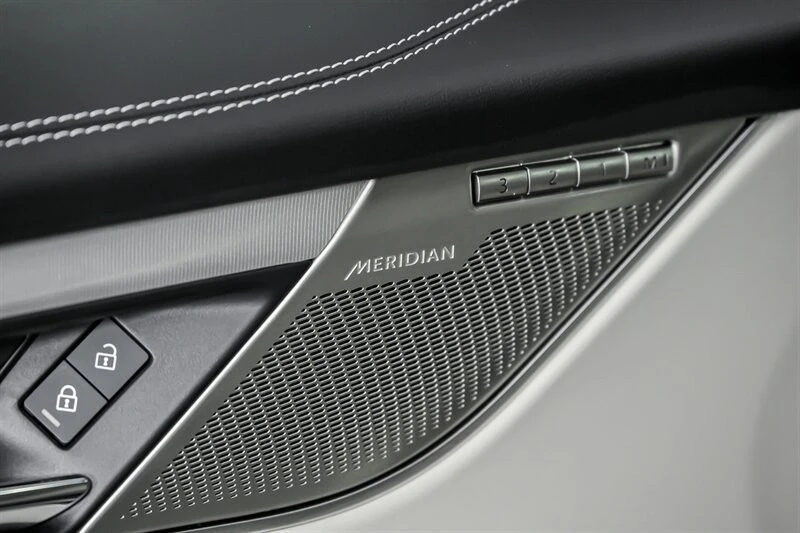 2025 Jaguar F-Pace - Image 19 of 21