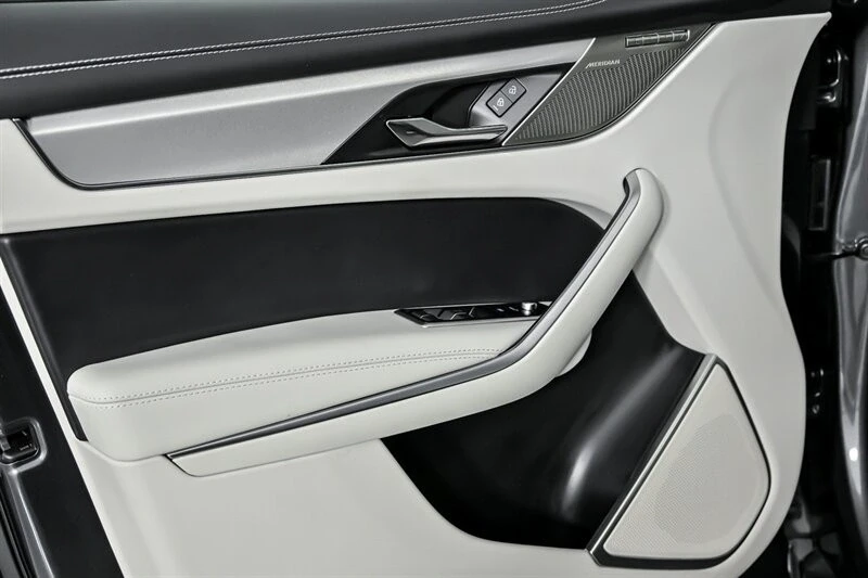 2025 Jaguar F-Pace - Image 18 of 21