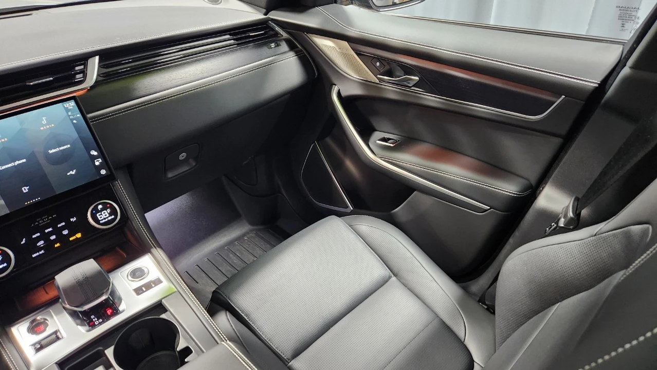 2025 Jaguar F-Pace - Image 13 of 21