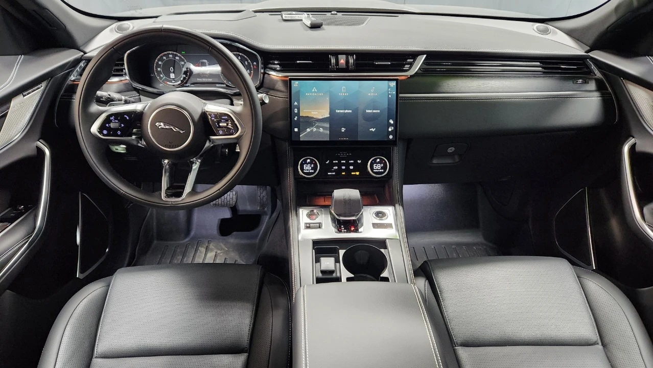 2025 Jaguar F-Pace - Image 7 of 21