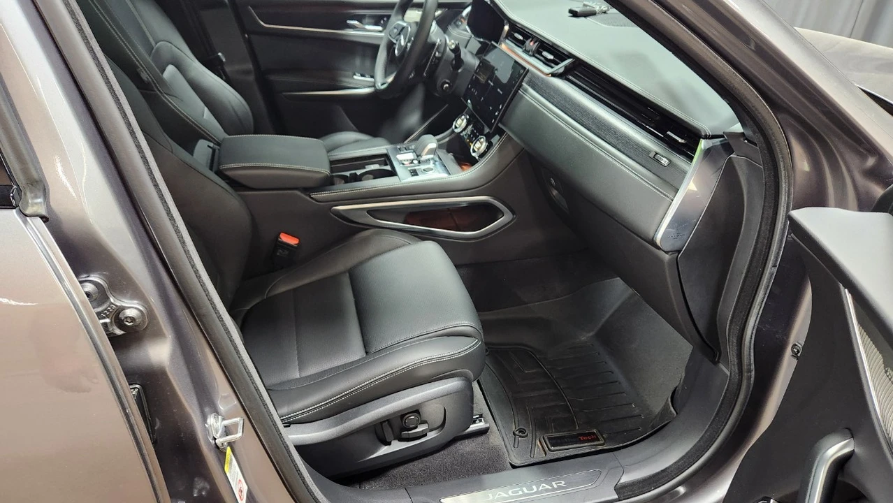 2025 Jaguar F-Pace - Image 19 of 21