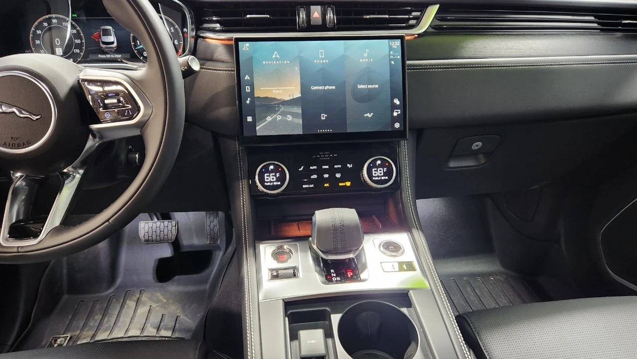 2025 Jaguar F-Pace - Image 12 of 21